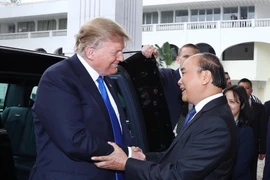 Thủ tướng Nguyễn Xuân Phúc đón Tổng thống Hoa Kỳ Donald Trump. (Ảnh: Thống Nhất/TTXVN)