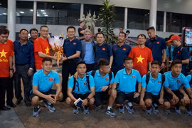 Đội tuyển U22 chụp ảnh lưu niệm với người hâm mộ ra đón đoàn tại sân bay quốc tế Phnom Penh. (Ảnh: Nhóm phóng viên TTXVN tại Campuchia)