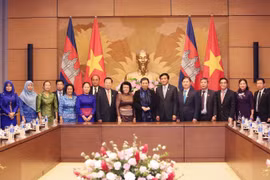 Phó Chủ tịch Thường trực Quốc hội Tòng Thị Phóng và Phó Chủ tịch thứ hai Quốc hội Campuchia Khuon Sudary cùng các thành viên đoàn Quốc hội hai nước chụp ảnh chung. (Ảnh: Dương Giang/TTXVN)