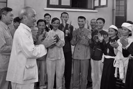 Chủ tịch Hồ Chí Minh gặp mặt thân mật các đại biểu dự Đại hội liên hoan Anh hùng, Chiến sỹ thi đua ngành nông nghiệp và Đổi công toàn quốc tại Hà Nội, ngày 23/5/1957. (Ảnh: Tư liệu TTXVN)
