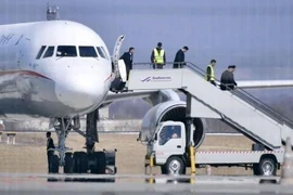 Đoàn quan chức Triều Tiên tới sân bay quốc tế Vladivostok ngày 22/4/2019, hai ngày trước chuyến thăm Nga của nhà lãnh đạo Triều Tiên Kim Jong-un. (Ảnh: Kyodo/TTXVN)