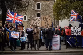 Những người ủng hộ và phản đối Brexit tuần hành bên ngoài Hạ viện Anh tại thủ đô London, ngày 15/1/2019. (Ảnh: THX/TTXVN)