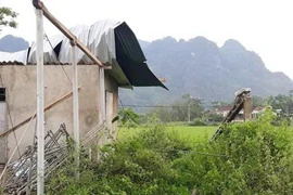 Một nhà dân bị tốc mái vì lốc xoáy. (Ảnh minh họa. Nguồn: TTXVN)