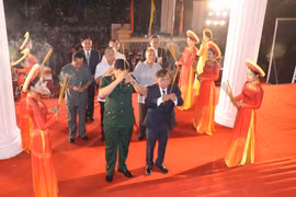 Lãnh đạo thành phố Cần Thơ, Quân khu 9 dâng hương Giỗ tổ Hùng Vương. (Ảnh: Ngọc Thiện/TTXVN)
