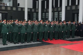 Đoàn đại biểu Bộ Tổng Tham mưu QĐND Việt Nam và các quân khu, quân đoàn viếng nguyên Chủ tịch nước, Đại tướng Lê Đức Anh. (Ảnh: TTXVN)