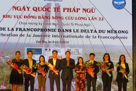 Tặng hoa cho các tổ chức, cá nhân có nhiều đóng góp cho hoạt động kết nối Pháp-Việt. (Ảnh: Ánh Tuyết/TTXVN)