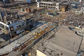 Nhân viên cứu hỏa làm nhiệm vụ tại hiện trường vụ nổ nhà máy hóa chất ở Diêm Thành, Trung Quốc ngày 22/3. (Ảnh: THX/TTXVN)