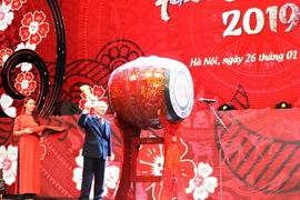 Tổng Bí thư, Chủ tịch nước Nguyễn Phú Trọng đánh trống khai mạc Chương trình. (Ảnh: Trí Dũng/TTXVN)