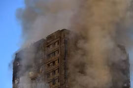 Khói bốc lên từ tòa chung cư Grenfell Tower bị cháy ở London ngày 14/6/2017 vừa qua. (Ảnh: EPA/TTXVN)