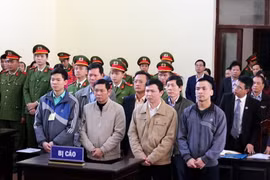 Các bị cáo tại phiên tòa xét xử sơ thẩm. (Ảnh: Thanh Hải/TTXVN)