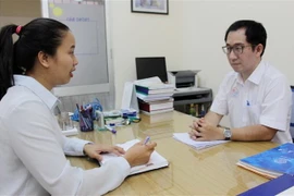 Bác sỹ Trần Bảo Anh, Trưởng phòng Kế hoạch tổng hợp Bệnh viện Đa khoa tỉnh Khánh Hòa thông tin về vụ việc. (Ảnh: TTXVN)