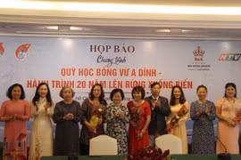 Các doanh nghiệp và Ban Điều hành Quỹ học bổng Vừ A Dính ký kết thỏa thuận hỗ trợ. (Ảnh: Xuân Dự/TTXVN)