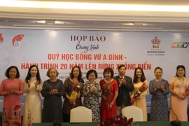 Các doanh nghiệp và Ban Điều hành Quỹ học bổng Vừ A Dính ký kết thỏa thuận hỗ trợ. (Ảnh: Xuân Dự/TTXVN)