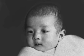 Sinh ngày 23/12/1933, Hoàng tử Akihito là con trai cả của Nhật hoàng Hirohito và Hoàng hậu Kojun. Trong ảnh: Hoàng tử Akihito lúc ba tháng tuổi ngày 23/3/1934. (Ảnh: AFP/TTXVN)