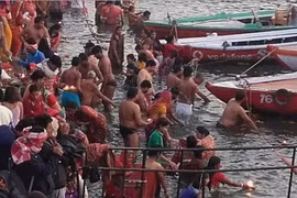 Người dân ngâm mình dưới các dòng sông thiêng. (Nguồn: NDTV)