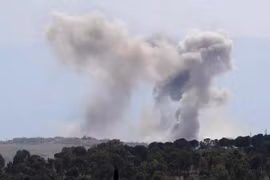 Khói bốc lên sau một cuộc nã pháo tại làng Kfar Nabuda, khu vực Hama, Syria, ngày 30/4/2019. Ảnh: AFP/ TTXVN