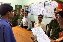 Cơ quan Cảnh sát điều tra-Công an tỉnh Bình Thuận đọc lệnh bắt Trần Hoàng Khôi, Phó Chủ tịch Ủy ban Nhân dân thành phố Phan Thiết (người mặc áo sọc trắng, dài tay). (Ảnh: Nguyễn Thanh/TTXVN)