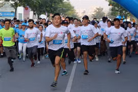 Các vận động viên xuất phát đường chạy cự ly 5 km đợt 1. (Ảnh: Xuân Dự/TTXVN)