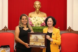 Trưởng Ban Dân vận Trung ương Trương Thị Mai tặng quà lưu niệm cho bà Rodbexa Poleo. (Ảnh: Dương Giang/TTXVN)
