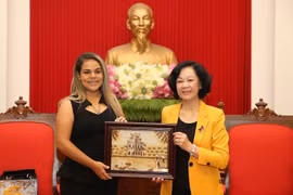 Trưởng Ban Dân vận Trung ương Trương Thị Mai tặng quà lưu niệm cho bà Rodbexa Poleo. (Ảnh: Dương Giang/TTXVN)
