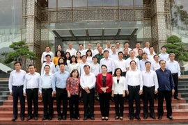 Chủ tịch Quốc hội Nguyễn Thị Kim Ngân với lãnh đạo chủ chốt tỉnh Tây Ninh. (Ảnh: Trọng Đức/TTXVN)