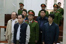 Bị cáo Phan Văn Anh Vũ và các bị cáo tại phiên tòa. (Ảnh: Văn Điệp/TTXVN)