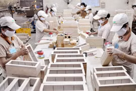 Một dây chuyền sản xuất gỗ xuất khẩu. (Ảnh: An Hiếu/TTXVN)