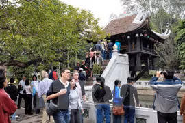 Du khách tham quan Chùa Một Cột. (Nguồn: TTXVN)