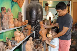 Du khách lựa chọn sản phẩm gốm Bàu Trúc. (Ảnh: Nguyễn Thành/TTXVN)