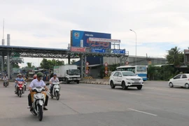 Trạm thu phí BOT T2 tạm dừng thu phí, mở tất cả các làn cho xe đi qua. Ảnh chụp lúc 16 giờ ngày 25/5. (Ảnh: Công Mạo/TTXVN)