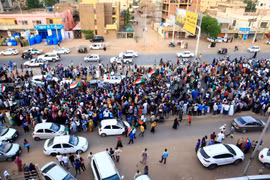 Người biểu tình tập trung tại Khartoum, Sudan, ngày 13/7/2019. (Ảnh: THX/TTXVN)