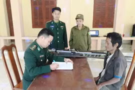 Đồn Biên phòng Cà Xèng, Bộ Chỉ huy Bộ đội Biên phòng Quảng Bình tiếp nhận thông tin, hướng dẫn người dân làm thủ tục giao nộp vụ khí, vật liệu nổ. (Ảnh: Võ Dung/TTXVN)