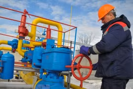 Nhân viên kiểm tra các thiết bị tại khu dự trữ khí đốt Dashava gần thị trấn Stryi, miền Tây Ukraine. (Nguồn: EPA/TTXVN)