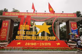 Cổng công viên Thống Nhất được trang hoàng rực rỡ dịp Quốc khánh 2/9. (Ảnh: Văn Nam/TTXVN)