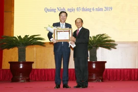 Lễ trao tặng Huân chương Lao động hạng Hai cho ông Nguyễn Văn Đọc, Bí thư Tỉnh ủy, Chủ tịch Hội đồng Nhân dân tỉnh Quảng Ninh. (Ảnh: Văn Đức/TTXVN)
