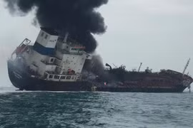 Những cuộn khói đen nghi ngút bốc lên trong vụ cháy tàu chở dầu. (Nguồn: CNN)