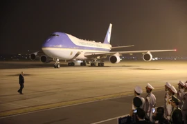 Chuyên cơ Air Force One của Tổng thống Donald Trump hạ cánh xuống sân bay quốc tế Nội Bài lúc 20 giờ 58 phút. (Ảnh: Phương Hoa/TTXVN)