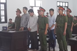 Các bị cáo tại phiên xét xử phúc thẩm. (Ảnh: Nguyễn Thành/TTXVN)