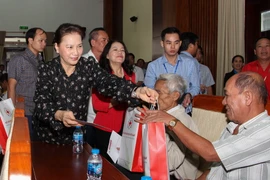 Chủ tịch Quốc hội Nguyễn Thị Kim Ngân tặng quà cho gia đình nghèo, nạn nhân chất độc da cam trên địa bàn tỉnh Hậu Giang. (Ảnh: Hồng Thái/TTXVN)