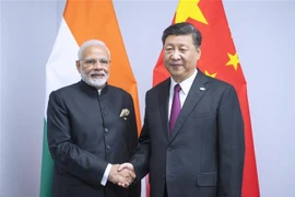 Thủ tướng Ấn Độ Narendra Modi (trái) và Chủ tịch Trung Quốc Tập Cận Bình (phải) tại một cuộc gặp. (Nguồn: THX/TTXVN)