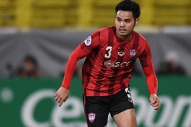 Hậu vệ Theerathon Bunmathan