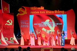 Tiết mục văn nghệ tại chương trình. (Ảnh: Thành Đạt/TTXVN)