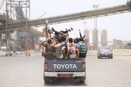 Phiến quân Houthi rút khỏi cảng Salif ở Hodeidah, Yemen, ngày 11/5/2019. (Ảnh: THX/TTXVN)