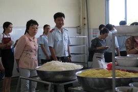 Ban quản lý An toàn thực phẩm kiểm tra bếp ăn tập thể tại Công ty Thuốc lá Sài Gòn ngày 10/7. (Ảnh: Đinh Hằng/TTXVN)
