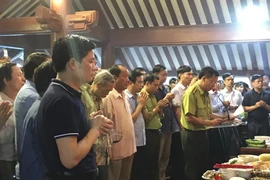 Người dân đến Đền thờ để tưởng nhớ, tri ân Chủ tịch Hồ Chí Minh. (Ảnh: Văn Cảnh/TTXVN)​