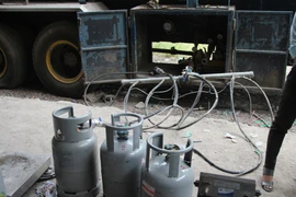 Đồng Nai: Sang chiết hàng trăm bình gas ngay trong bãi đỗ xe