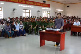 Phiên tòa xét xử 24 bị cáo trong đường dây đánh bạc và tổ chức đánh bạc. (Ảnh: Thanh Tân/TTXVN)