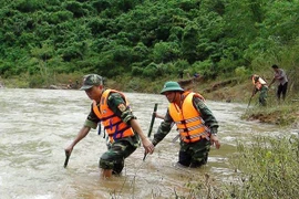 Đồn Biên phòng Ra Mai, Ban Chỉ huy Quân sự huyện Minh Hóa, chính quyền xã Trọng Hóa và nhân dân bản Pa Choong đã được huy động, túc trực và tổ chức tìm kiếm nạn nhân mất tích. (Ảnh: Võ Dung/TTXVN)