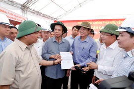 Sáng 27/9, tại tỉnh Tiền Giang, Thủ tướng Nguyễn Xuân Phúc cùng Đoàn công tác đi thăm, kiểm tra tuyến cao tốc Trung Lương-Mỹ Thuận. (Ảnh: Thống Nhất/TTXVN)