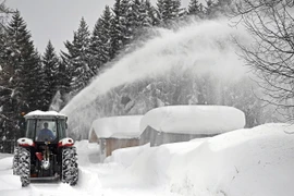 Xe cào tuyết khai thông tuyến đường ở Ramsau am Dachstein, Áo, ngày 8/1/2019. (Ảnh: AFP/TTXVN)